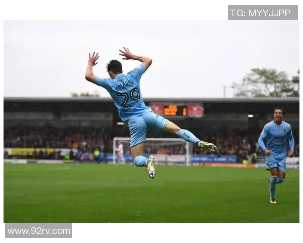 足球明星骑电动车现身街头引热议网友纷纷点赞支持环保出行方式